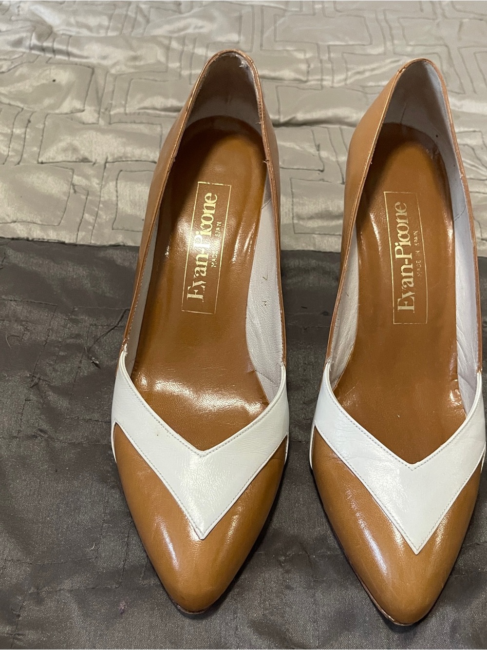 Evan Picone Tan and White Pointed V-Detail Pumps